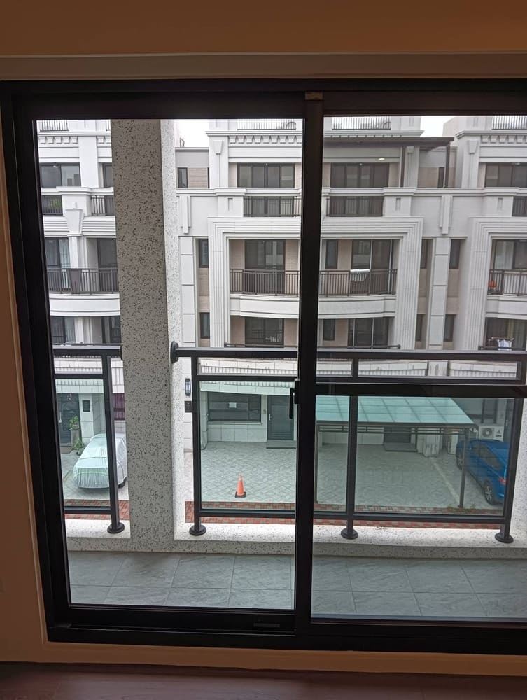 台中裝潢清潔(一)-落地窗清潔